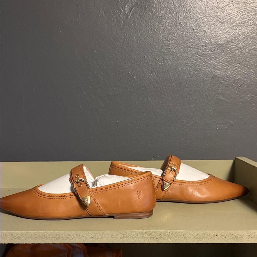 Frye Tan Leather Flats with Buckle 🌟🌟Brand New. With Box🌟 - Picture 7 of 15